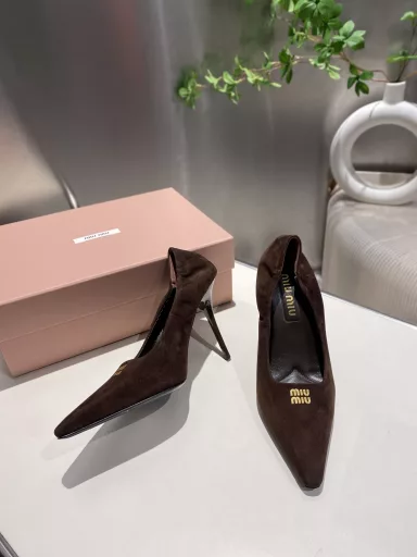 Miu Miu catwalk style 2025 spring and summer new high-heeled shoesThe internet celebrity catwalk style looks very good on the feet. 1:1 customized fashionable high-heeled women's shoes, stretch the leg lines very well, so that the beauty-loving ladies can easily control it, it is definitely a must-have item in spring and summer