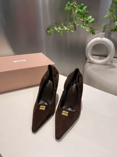 Miu Miu catwalk style 2025 spring and summer new high-heeled shoesThe internet celebrity catwalk style looks very good on the feet. 1:1 customized fashionable high-heeled women's shoes, stretch the leg lines very well, so that the beauty-loving ladies can easily control it, it is definitely a must-have item in spring and summer