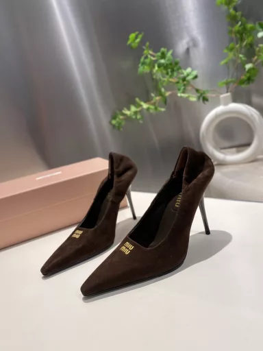 Miu Miu catwalk style 2025 spring and summer new high-heeled shoesThe internet celebrity catwalk style looks very good on the feet. 1:1 customized fashionable high-heeled women's shoes, stretch the leg lines very well, so that the beauty-loving ladies can easily control it, it is definitely a must-have item in spring and summer
