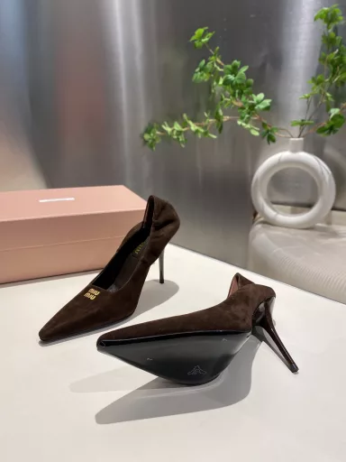 Miu Miu catwalk style 2025 spring and summer new high-heeled shoesThe internet celebrity catwalk style looks very good on the feet. 1:1 customized fashionable high-heeled women's shoes, stretch the leg lines very well, so that the beauty-loving ladies can easily control it, it is definitely a must-have item in spring and summer