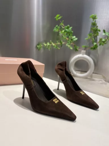 Miu Miu catwalk style 2025 spring and summer new high-heeled shoesThe internet celebrity catwalk style looks very good on the feet. 1:1 customized fashionable high-heeled women's shoes, stretch the leg lines very well, so that the beauty-loving ladies can easily control it, it is definitely a must-have item in spring and summer