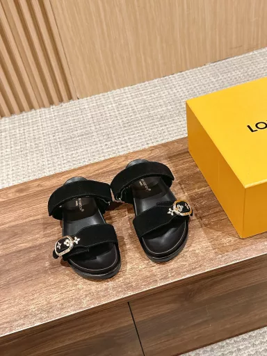 Louis Vuitton's new embossed sandals, all imported sheepskin edging, genuine leather foot pads, plus classic old flower prints, fashionable and stable, the shoe shape is very comfortable to wear, and the rubber non-slip outsole