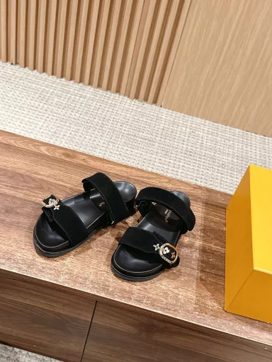 Louis Vuitton's new embossed sandals, all imported sheepskin edging, genuine leather foot pads, plus classic old flower prints, fashionable and stable, the shoe shape is very comfortable to wear, and the rubber non-slip outsole