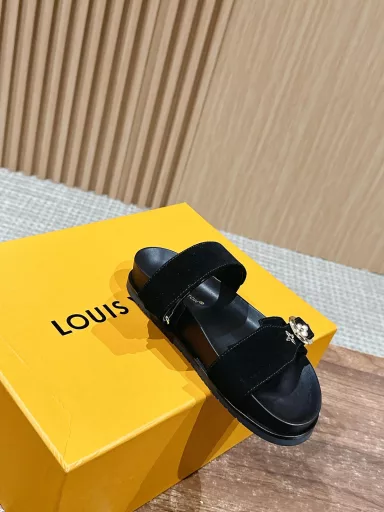 Louis Vuitton's new embossed sandals, all imported sheepskin edging, genuine leather foot pads, plus classic old flower prints, fashionable and stable, the shoe shape is very comfortable to wear, and the rubber non-slip outsole