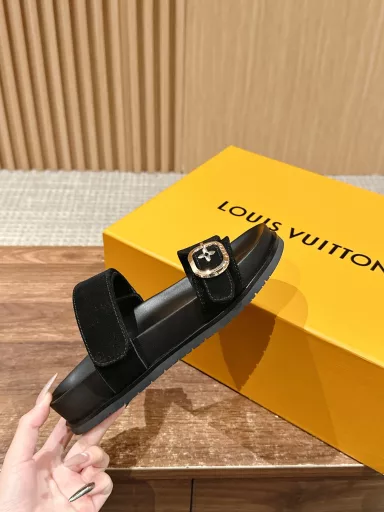 Louis Vuitton's new embossed sandals, all imported sheepskin edging, genuine leather foot pads, plus classic old flower prints, fashionable and stable, the shoe shape is very comfortable to wear, and the rubber non-slip outsole