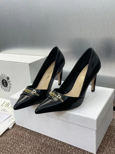 Dior 2025 Spring/Summer Haute Couture Collection New MY Dior Low-Heel Pointed Toe Women's Shoes CD Letter Logo Metal Buckle Stiletto Single ShoesMaterial: Imported open-edge pearl cowhide/calfskin/environmentally friendly breathable technology fabric + water-dyed sheepskin lining + Italian leather outsole