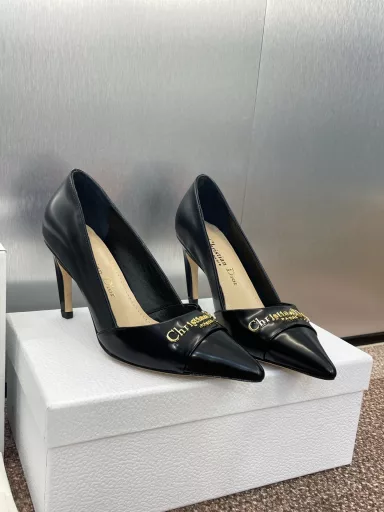 Dior 2025 Spring/Summer Haute Couture Collection New MY Dior Low-Heel Pointed Toe Women's Shoes CD Letter Logo Metal Buckle Stiletto Single ShoesMaterial: Imported open-edge pearl cowhide/calfskin/environmentally friendly breathable technology fabric + water-dyed sheepskin lining + Italian leather outsole