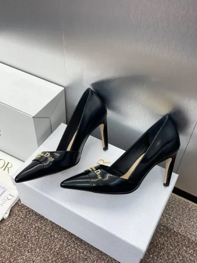 Dior 2025 Spring/Summer Haute Couture Collection New MY Dior Low-Heel Pointed Toe Women's Shoes CD Letter Logo Metal Buckle Stiletto Single ShoesMaterial: Imported open-edge pearl cowhide/calfskin/environmentally friendly breathable technology fabric + water-dyed sheepskin lining + Italian leather outsole
