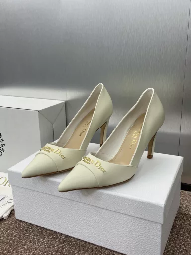 Dior 2025 Spring/Summer Haute Couture Collection New MY Dior Low-Heel Pointed Toe Women's Shoes CD Letter Logo Metal Buckle Stiletto Single ShoesMaterial: Imported open-edge pearl cowhide/calfskin/environmentally friendly breathable technology fabric + water-dyed sheepskin lining + Italian leather outsole