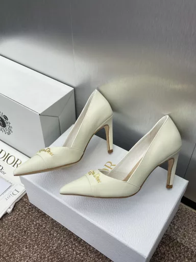 Dior 2025 Spring/Summer Haute Couture Collection New MY Dior Low-Heel Pointed Toe Women's Shoes CD Letter Logo Metal Buckle Stiletto Single ShoesMaterial: Imported open-edge pearl cowhide/calfskin/environmentally friendly breathable technology fabric + water-dyed sheepskin lining + Italian leather outsole