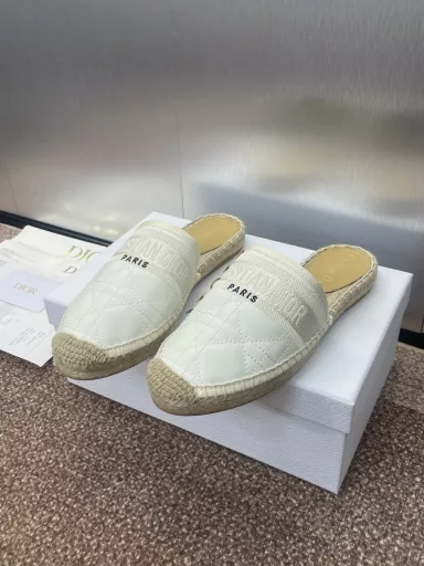 Dior Granville color-blocked fisherman shoes Dior 2025 spring and summer flat versatile lazy mule slippers New embroidered Oblique pattern upper highlights the iconic style Top version on the marketMaterial: Upper made of imported mixed sheepskin/original mold custom logo environmentally friendly electric embroidery fabric + sheepskin lining + pure handmade custom hemp rope combination original non-slip rubber outsole + pure hand-sewn mark line
