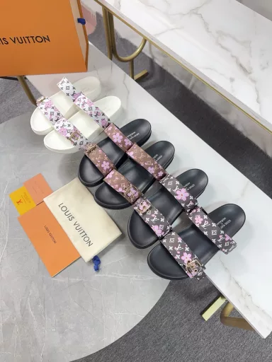 LV2025 spring and summer new slippers🌟Adjustable belt buckle design Full of beach style Original mold LV metal logo decoration Stylish and beautiful Super versatile🤳🏻Upper cowhide/custom imported jacquard fabric/original old flower leather Water-dyed sheepskin lining (water platform + rubber sole) three-layer combination outsole