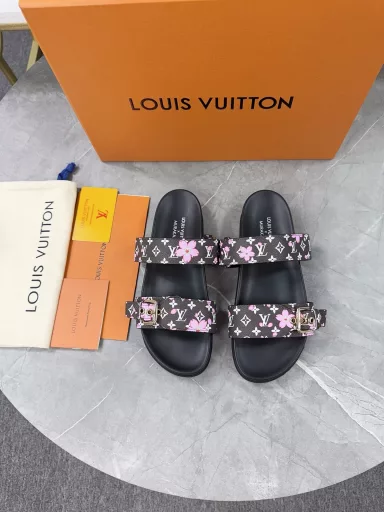 LV2025 spring and summer new slippers🌟Adjustable belt buckle design Full of beach style Original mold LV metal logo decoration Stylish and beautiful Super versatile🤳🏻Upper cowhide/custom imported jacquard fabric/original old flower leather Water-dyed sheepskin lining (water platform + rubber sole) three-layer combination outsole