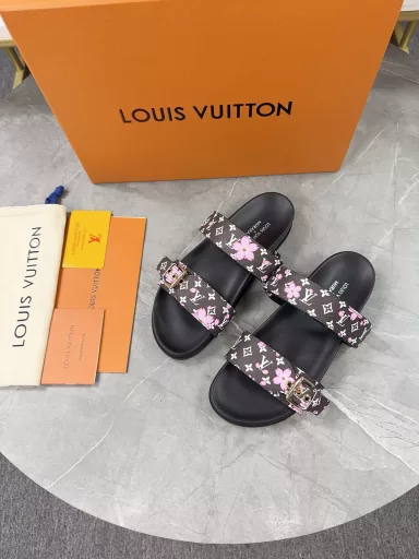LV2025 spring and summer new slippers🌟Adjustable belt buckle design Full of beach style Original mold LV metal logo decoration Stylish and beautiful Super versatile🤳🏻Upper cowhide/custom imported jacquard fabric/original old flower leather Water-dyed sheepskin lining (water platform + rubber sole) three-layer combination outsole