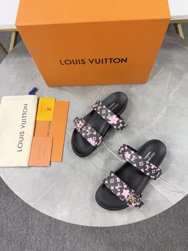 LV2025 spring and summer new slippers🌟Adjustable belt buckle design Full of beach style Original mold LV metal logo decoration Stylish and beautiful Super versatile🤳🏻Upper cowhide/custom imported jacquard fabric/original old flower leather Water-dyed sheepskin lining (water platform + rubber sole) three-layer combination outsole