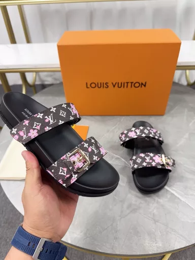 LV2025 spring and summer new slippers🌟Adjustable belt buckle design Full of beach style Original mold LV metal logo decoration Stylish and beautiful Super versatile🤳🏻Upper cowhide/custom imported jacquard fabric/original old flower leather Water-dyed sheepskin lining (water platform + rubber sole) three-layer combination outsole