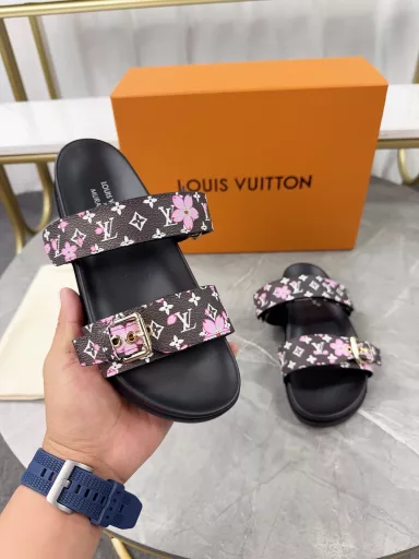LV2025 spring and summer new slippers🌟Adjustable belt buckle design Full of beach style Original mold LV metal logo decoration Stylish and beautiful Super versatile🤳🏻Upper cowhide/custom imported jacquard fabric/original old flower leather Water-dyed sheepskin lining (water platform + rubber sole) three-layer combination outsole