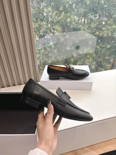CELINE RUNNER loafers with CELINE logo sneakers with CELINE logo embossed on the side of the shoe thick-soled loafers 2025 spring and summer new women's Arc de Triomphe logo lace-up 356853 Mary Jane loafers are simple and comfortable, clean and neat, and make your legs look thinner. Whether worn alone or with wide-leg pants, they are high street and retro ✔️Let's be CELINE girls together