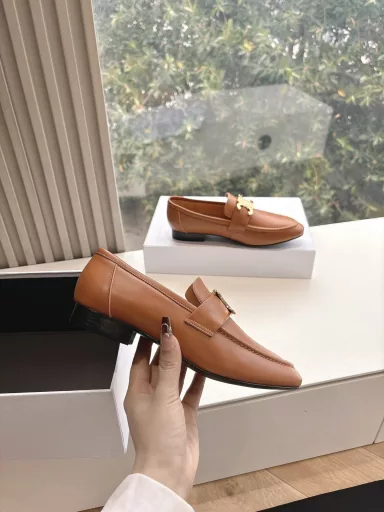 CELINE RUNNER loafers with CELINE logo sneakers with CELINE logo embossed on the side of the shoe thick-soled loafers 2025 spring and summer new women's Arc de Triomphe logo lace-up 356853 Mary Jane loafers are simple and comfortable, clean and neat, and make your legs look thinner. Whether worn alone or with wide-leg pants, they are high street and retro ✔️Let's be CELINE girls together