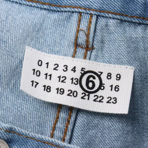 Margiela MM6 distressed graffiti denim trousersImported denim non-stretch fabric, original yeast washing process, softened by washing, very comfortable and drapey. Distressed holes, all handmade, time-consuming and labor-intensive. Custom leather label, exquisite stitching, MM6 heavy washed and cut dirty effect, super versatile and good-looking, the same style of jeans for men and women!