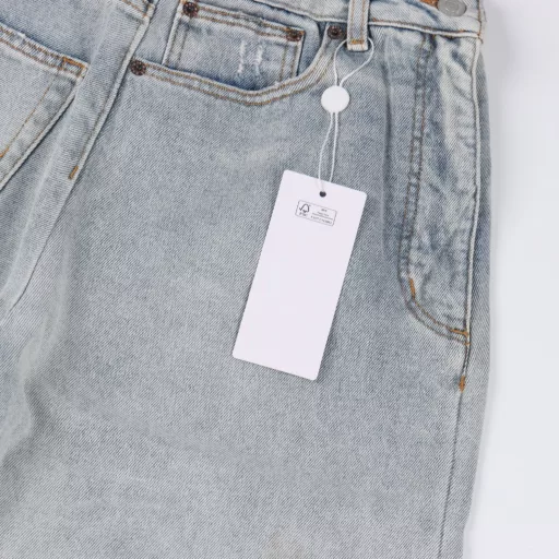 Margiela MM6 patch distressed denim trousersCustomized denim rough twill cotton satin, combined with rubbing and pressing cat whisker technology and gun painting cat whisker technology, manual rubbing is preferred in specific areas to achieve natural wrinkle effects, and then specific tools are used to draw cat whisker-shaped textures to maximize visual effects, the holes are made with rotten edge hanging rotten technology, and the natural rotten edge effect is achieved by rubbing the edges through physical wear, and the fiber hairiness and color difference are removed through the combination of high-temperature steam and sandpaper, so that the jeans present unique holes and wear effects, heavy washing and spraying dirty process, through physical and chemical means, use a spray gun to evenly spray water-soluble dyes on the denim fabric, the dye will form natural spots and stains on the surface of the fabric, simulating the wear marks after long-term wear, customized accessories, loose version
