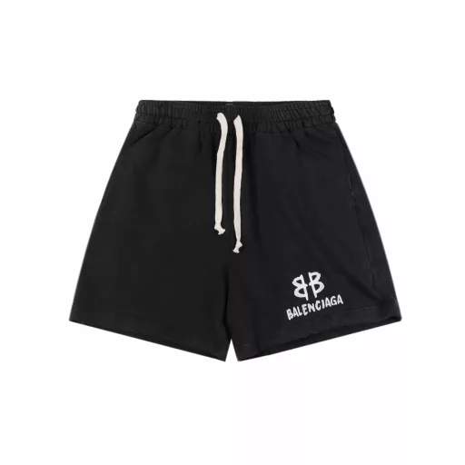 Balenciaga hand-painted letter print shortsThe fabric is made of 360g brushed fabric, which is etched after dyeing. It is treated with silky and ultra-soft treatment compared with the original. The texture of the fabric is clear and obvious, the drape is excellent, and the workmanship is exquisite and reaches the export standard. There are 4.5 stitches per centimeter, and each seam is pressed with visible lines. The lines are neat and standard like a ruler. The woven cotton ribbon is tightly woven and soft to the touch. The embroidery process uses the Behringer embroidery machine to make the embroidery color fuller and the embroidery more three-dimensional. The pattern has a good effect on the body. It is the same style for men and women, simple and versatile. It is a heavy-duty item for purchasing, and you can compare any quality on the market at will!