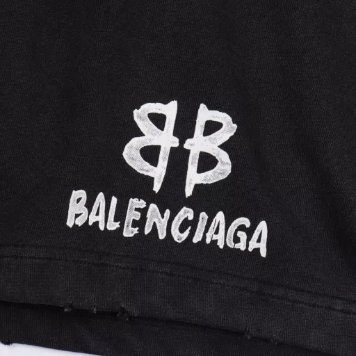 Balenciaga hand-painted letter print shortsThe fabric is made of 360g brushed fabric, which is etched after dyeing. It is treated with silky and ultra-soft treatment compared with the original. The texture of the fabric is clear and obvious, the drape is excellent, and the workmanship is exquisite and reaches the export standard. There are 4.5 stitches per centimeter, and each seam is pressed with visible lines. The lines are neat and standard like a ruler. The woven cotton ribbon is tightly woven and soft to the touch. The embroidery process uses the Behringer embroidery machine to make the embroidery color fuller and the embroidery more three-dimensional. The pattern has a good effect on the body. It is the same style for men and women, simple and versatile. It is a heavy-duty item for purchasing, and you can compare any quality on the market at will!