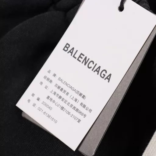 Balenciaga hand-painted letter print shortsThe fabric is made of 360g brushed fabric, which is etched after dyeing. It is treated with silky and ultra-soft treatment compared with the original. The texture of the fabric is clear and obvious, the drape is excellent, and the workmanship is exquisite and reaches the export standard. There are 4.5 stitches per centimeter, and each seam is pressed with visible lines. The lines are neat and standard like a ruler. The woven cotton ribbon is tightly woven and soft to the touch. The embroidery process uses the Behringer embroidery machine to make the embroidery color fuller and the embroidery more three-dimensional. The pattern has a good effect on the body. It is the same style for men and women, simple and versatile. It is a heavy-duty item for purchasing, and you can compare any quality on the market at will!