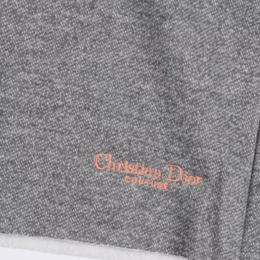 Dior small embroidered letter shortsThe fabric is made of 360g brushed fabric, which is etched after dyeing. It is treated with silky and ultra-soft treatment compared with the original. The texture of the cloth is clear and obvious, and the drape is excellent. The exquisite workmanship meets the export standards of foreign trade. There are 4.5 stitches per centimeter, and each seam is pressed with visible lines. The lines are neat and standard like a ruler. The woven cotton ribbon is tightly woven and soft to the touch. The embroidery process uses the Behringer embroidery machine to make the embroidery color fuller and the embroidery more three-dimensional. The pattern has a good effect on the body. It is the same style for men and women, simple and versatile. It is a heavy-duty item for purchasing, and you can compare any quality on the market at will!