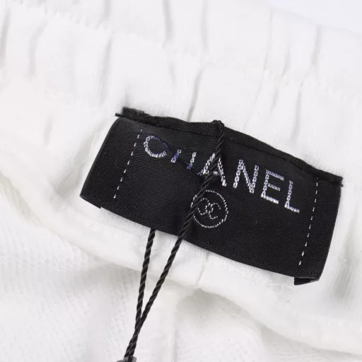 Chanel Logo Ribbon ShortsThe fabric is 360g brushed fabric, which is etched after dyeing. It is treated with silky and ultra-soft treatment compared with the original. The texture of the fabric is clear and obvious, the drape is excellent, and the workmanship is exquisite and meets the export standards. There are 4.5 stitches per centimeter, and each seam is pressed with visible lines. The lines are neat and standard like a ruler. The woven cotton ribbon is tightly woven and soft to the touch. The embroidery process uses the Behringer embroidery machine to make the embroidery color fuller and the embroidery more three-dimensional. The pattern has a good effect on the body. It is the same style for men and women, simple and versatile. It is a heavy-duty item for purchasing, and you can compare any quality on the market at will!