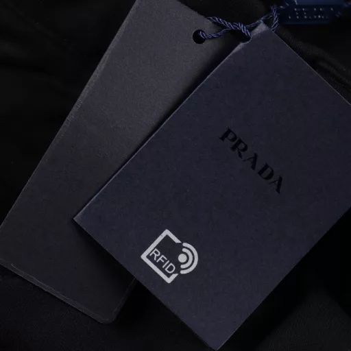 Prada multi-pocket logo shortsCustom-woven and custom-dyed high-density plain blended fabric. The pants style combines workwear style and elegance. Heat-cut webbing on both sides. Original 1:1 customization. Silicone 3D logo tag on the waist. Zinc alloy laser engraved snap buttons on the trouser legs. Adjustable pants style to switch styles. Fully covered hem stitching on the lining. Perfect details and exquisite workmanship.