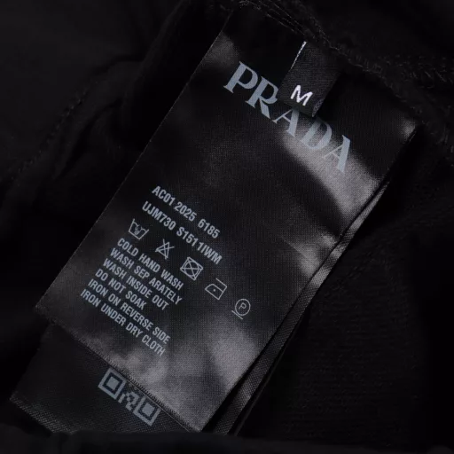 Prada multi-pocket logo shortsCustom-woven and custom-dyed high-density plain blended fabric. The pants style combines workwear style and elegance. Heat-cut webbing on both sides. Original 1:1 customization. Silicone 3D logo tag on the waist. Zinc alloy laser engraved snap buttons on the trouser legs. Adjustable pants style to switch styles. Fully covered hem stitching on the lining. Perfect details and exquisite workmanship.