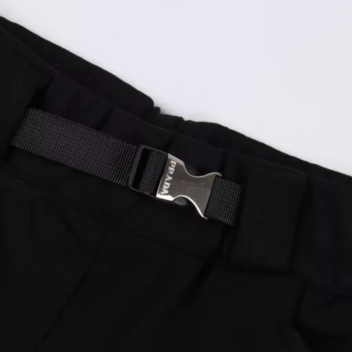 Prada multi-pocket logo shortsCustom-woven and custom-dyed high-density plain blended fabric. The pants style combines workwear style and elegance. Heat-cut webbing on both sides. Original 1:1 customization. Silicone 3D logo tag on the waist. Zinc alloy laser engraved snap buttons on the trouser legs. Adjustable pants style to switch styles. Fully covered hem stitching on the lining. Perfect details and exquisite workmanship.