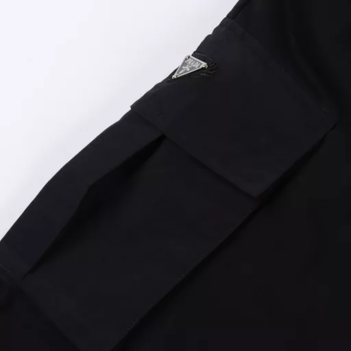 Prada multi-pocket logo shortsCustom-woven and custom-dyed high-density plain blended fabric. The pants style combines workwear style and elegance. Heat-cut webbing on both sides. Original 1:1 customization. Silicone 3D logo tag on the waist. Zinc alloy laser engraved snap buttons on the trouser legs. Adjustable pants style to switch styles. Fully covered hem stitching on the lining. Perfect details and exquisite workmanship.