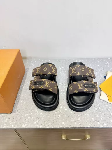 The Pool Pillow Comfort sandals are made of Monogram nylon, with a light watercolor print to create a refreshing summer style. The Louis Vuitton logo leather label is embellished with Velcro laces. The comfortable and resilient insole and the lightweight micro outsole complete the whole.Delivery counter exquisite packaging🛍📦