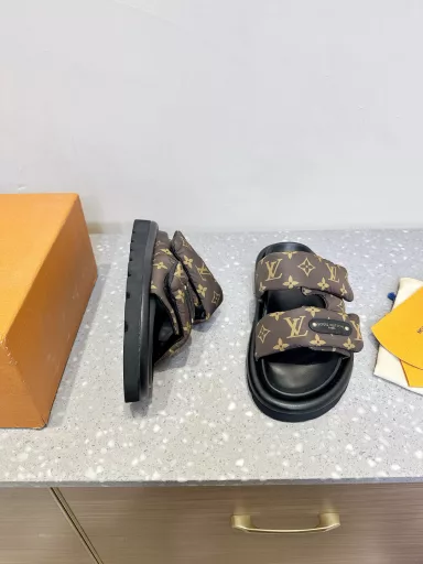 The Pool Pillow Comfort sandals are made of Monogram nylon, with a light watercolor print to create a refreshing summer style. The Louis Vuitton logo leather label is embellished with Velcro laces. The comfortable and resilient insole and the lightweight micro outsole complete the whole.Delivery counter exquisite packaging🛍📦