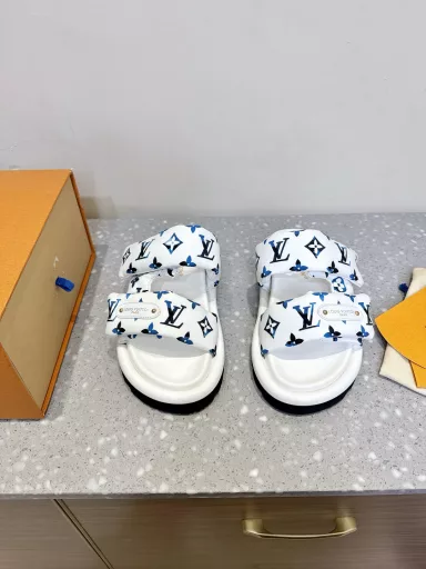 The Pool Pillow Comfort sandals are made of Monogram nylon, with a light watercolor print to create a refreshing summer style. The Louis Vuitton logo leather label is embellished with Velcro laces. The comfortable and resilient insole and the lightweight micro outsole complete the whole.Delivery counter exquisite packaging🛍📦
