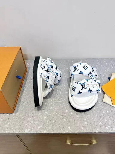 The Pool Pillow Comfort sandals are made of Monogram nylon, with a light watercolor print to create a refreshing summer style. The Louis Vuitton logo leather label is embellished with Velcro laces. The comfortable and resilient insole and the lightweight micro outsole complete the whole.Delivery counter exquisite packaging🛍📦