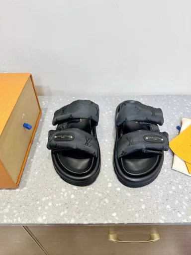 The Pool Pillow Comfort sandals are made of Monogram nylon, with a light watercolor print to create a refreshing summer style. The Louis Vuitton logo leather label is embellished with Velcro laces. The comfortable and resilient insole and the lightweight micro outsole complete the whole.Delivery counter exquisite packaging🛍📦