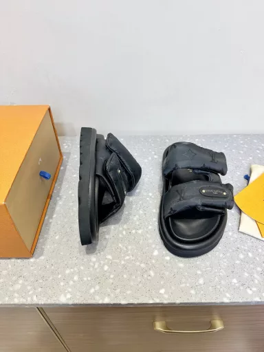 The Pool Pillow Comfort sandals are made of Monogram nylon, with a light watercolor print to create a refreshing summer style. The Louis Vuitton logo leather label is embellished with Velcro laces. The comfortable and resilient insole and the lightweight micro outsole complete the whole.Delivery counter exquisite packaging🛍📦