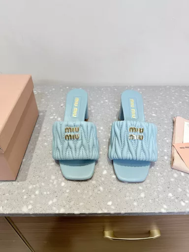 Miu Miu 25ss new spring and summer block heel pleated slippersThis summer, we have prepared a few more pairs of must-have slippers for you. Old customers have reported that there is a great demand for this pair!The pleated surface process is indeed more difficult than before, and the control of details is particularly importantThe curved cloud design on the heel makes the whole pair of shoes look elastic and very comfortable to wear!