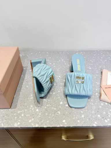 Miu Miu 25ss new spring and summer block heel pleated slippersThis summer, we have prepared a few more pairs of must-have slippers for you. Old customers have reported that there is a great demand for this pair!The pleated surface process is indeed more difficult than before, and the control of details is particularly importantThe curved cloud design on the heel makes the whole pair of shoes look elastic and very comfortable to wear!