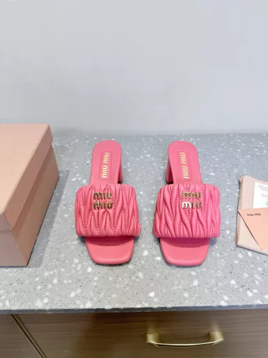 Miu Miu 25ss new spring and summer block heel pleated slippersThis summer, we have prepared a few more pairs of must-have slippers for you. Old customers have reported that there is a great demand for this pair!The pleated surface process is indeed more difficult than before, and the control of details is particularly importantThe curved cloud design on the heel makes the whole pair of shoes look elastic and very comfortable to wear!
