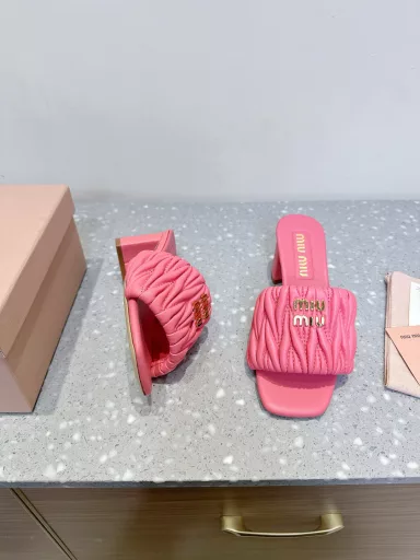 Miu Miu 25ss new spring and summer block heel pleated slippersThis summer, we have prepared a few more pairs of must-have slippers for you. Old customers have reported that there is a great demand for this pair!The pleated surface process is indeed more difficult than before, and the control of details is particularly importantThe curved cloud design on the heel makes the whole pair of shoes look elastic and very comfortable to wear!