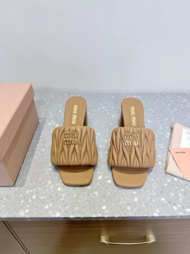 Miu Miu 25ss new spring and summer block heel pleated slippersThis summer, we have prepared a few more pairs of must-have slippers for you. Old customers have reported that there is a great demand for this pair!The pleated surface process is indeed more difficult than before, and the control of details is particularly importantThe curved cloud design on the heel makes the whole pair of shoes look elastic and very comfortable to wear!
