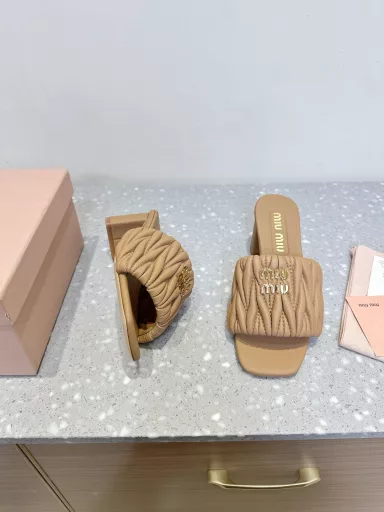 Miu Miu 25ss new spring and summer block heel pleated slippersThis summer, we have prepared a few more pairs of must-have slippers for you. Old customers have reported that there is a great demand for this pair!The pleated surface process is indeed more difficult than before, and the control of details is particularly importantThe curved cloud design on the heel makes the whole pair of shoes look elastic and very comfortable to wear!