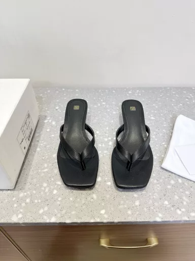 Toteme niche fashion brand 25ss new spring and summer French kitten heel flip flopsCarrying French elegance to the end, another pair of flip flops this year will make this summer complete! Toteme's kitten heels are the most elegantly designed, the inside of the shoe is very soft, a very Korean pair of small shoes