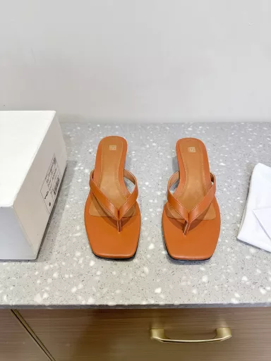 Toteme niche fashion brand 25ss new spring and summer French kitten heel flip flopsCarrying French elegance to the end, another pair of flip flops this year will make this summer complete! Toteme's kitten heels are the most elegantly designed, the inside of the shoe is very soft, a very Korean pair of small shoes