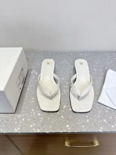 Toteme niche fashion brand 25ss new spring and summer French kitten heel flip flopsCarrying French elegance to the end, another pair of flip flops this year will make this summer complete! Toteme's kitten heels are the most elegantly designed, the inside of the shoe is very soft, a very Korean pair of small shoes