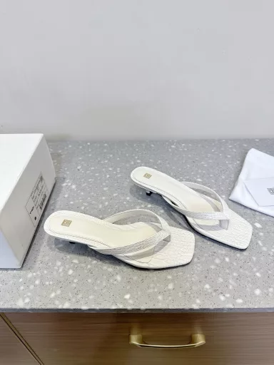 Toteme niche fashion brand 25ss new spring and summer French kitten heel flip flopsCarrying French elegance to the end, another pair of flip flops this year will make this summer complete! Toteme's kitten heels are the most elegantly designed, the inside of the shoe is very soft, a very Korean pair of small shoes